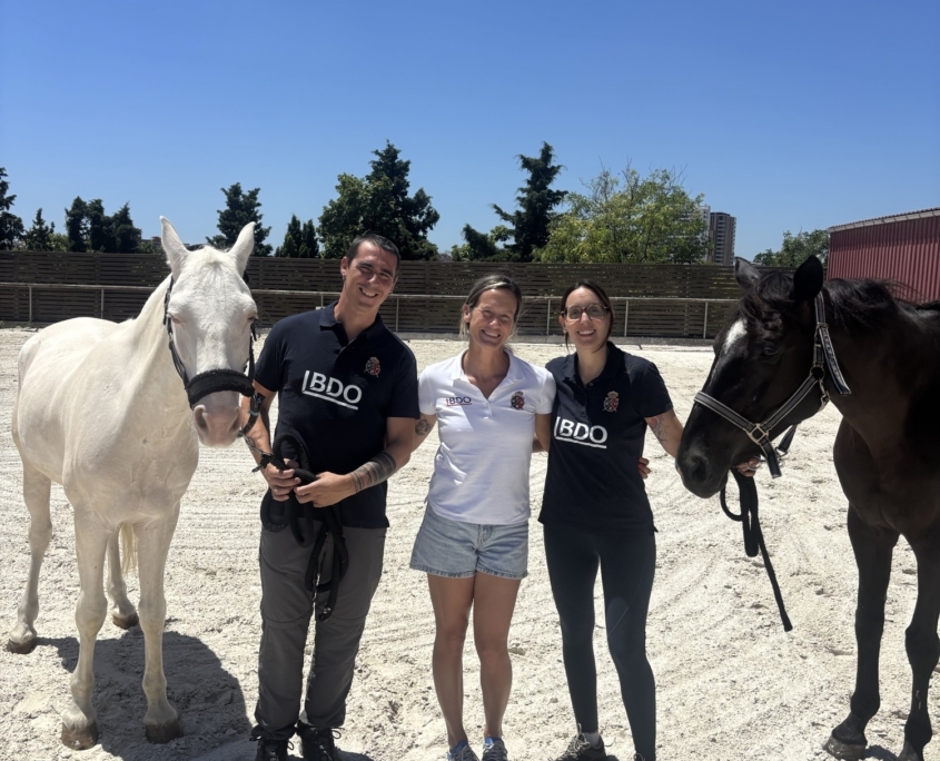 Eloi Torns, educador social de l’HD de Miralta; Claudia Valverde, directora de l’Escola Hípica del Reial Club de Polo de Barcelona; i Alba López, treballadora social del CSMIJ Hospitalet Nord, professionals que col·laboren per fer possible aquest projecte.