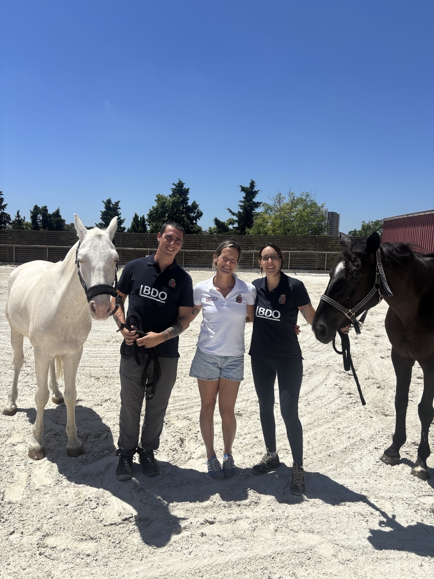 Eloi Torns, educador social del HD de Miralta; Claudia Valverde, directora de la Escuela Hípica del Real Club de Polo de Barcelona; y Alba López, trabajadora social del CSMIJ Hospitalet Nord, profesionales que colaboran para hacer posible este proyecto.